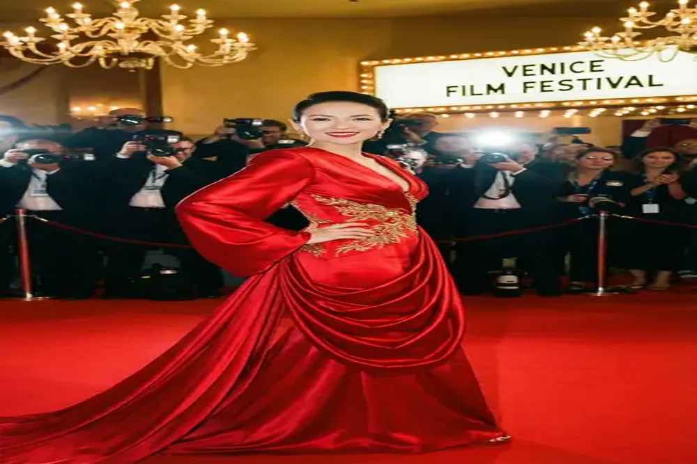 国产与国际知名女演员合作红毯照片